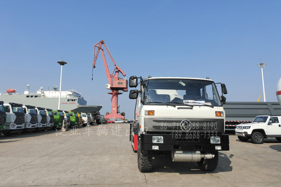 东南亚客户订购的六驱2102加运油车完成报关