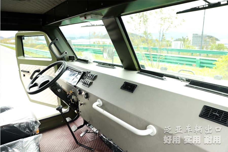 东风六驱卡车，东风装甲车，六驱装甲车，军用装甲车，装甲车出口，越野专用车，六驱越野卡车，装甲车定制