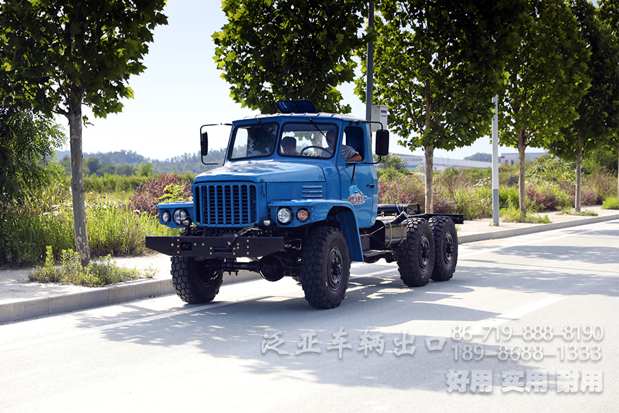 东风经典款Eq2082六驱越野底盘，尖头双玻璃越野底盘，170/190马力格栅脸军车