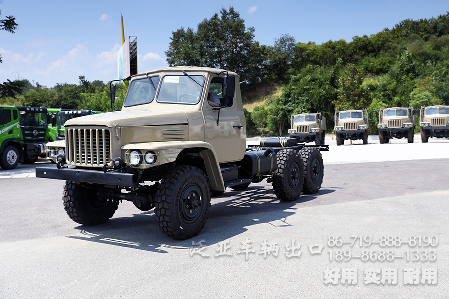 东风尖头EQ2082六驱越野底盘，经典双玻璃越野底盘，190马力格栅脸专用车