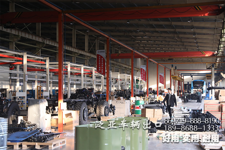 <strong>批量生产展示：东风六驱越野专用加油车</strong>