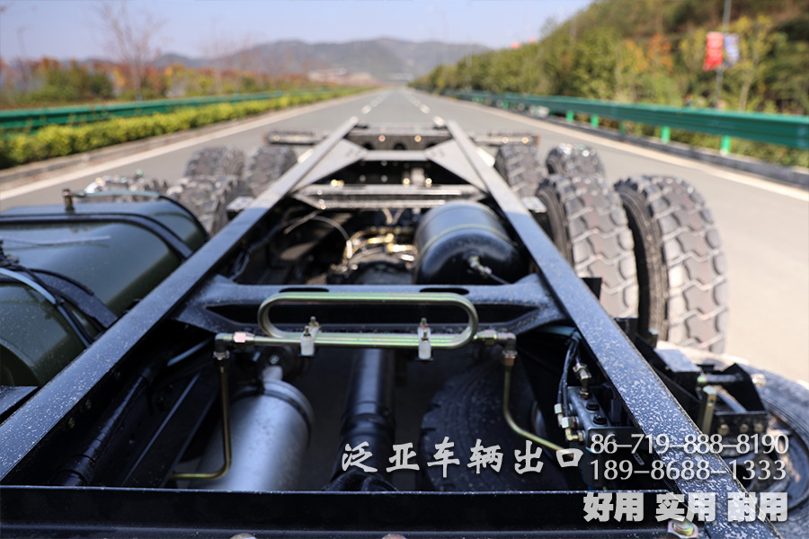东风六驱、大马力底盘、越野运输车底盘、210马力底盘、出口专用底盘