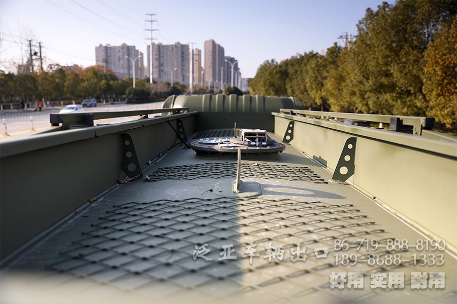 东风6x4、东风6x6、油罐车、加油车、罐式加油车、东风6x4越野油罐车、平头卧铺加油车