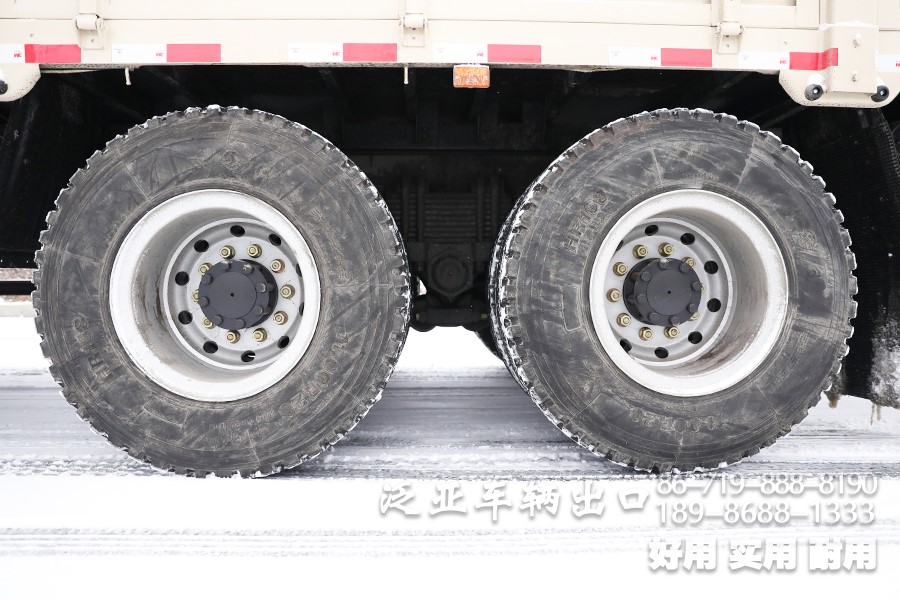 东风8x4仓栅车，东风平头一排半驾驶室，东风重型仓栅车，东风大承载力越野卡车，东风十二档变速卡车，东风420L油箱，仓栅运输车，大马力卡车