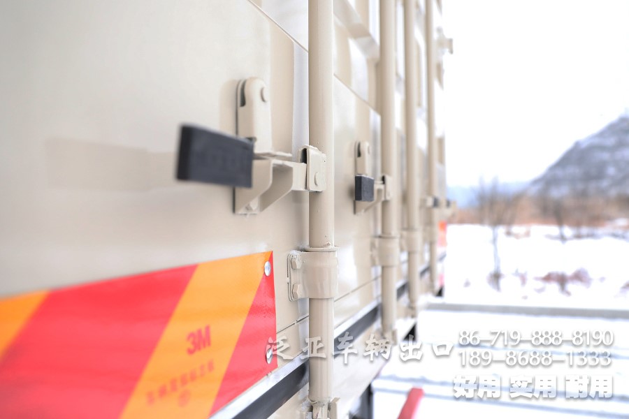 东风8x4仓栅车，东风平头一排半驾驶室，东风重型仓栅车，东风大承载力越野卡车，东风十二档变速卡车，东风420L油箱，仓栅运输车，大马力卡车