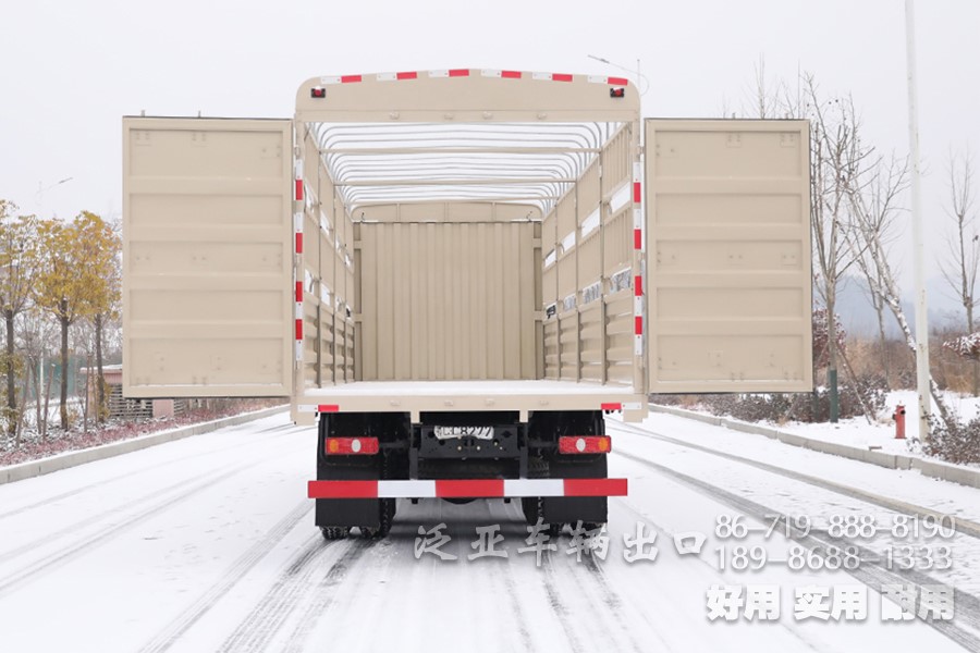 东风8x4仓栅车，东风平头一排半驾驶室，东风重型仓栅车，东风大承载力越野卡车，东风十二档变速卡车，东风420L油箱，仓栅运输车，大马力卡车