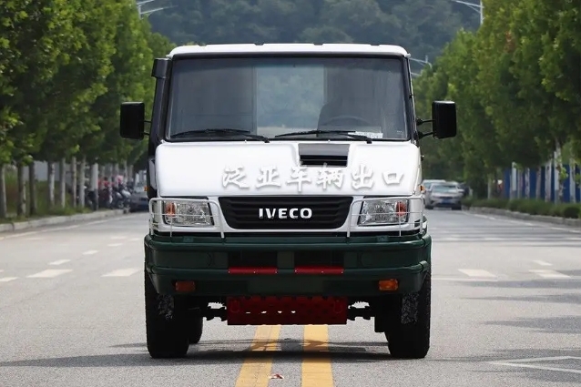 <strong>各色依维柯小型越野载货卡车展示</strong>