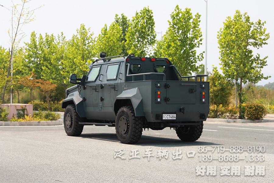 装甲车、皮卡车