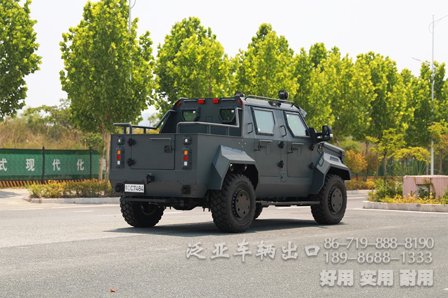 装甲车、皮卡车