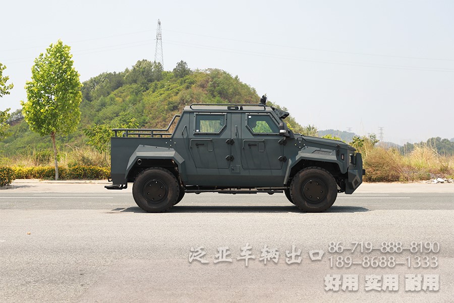 装甲车、皮卡车