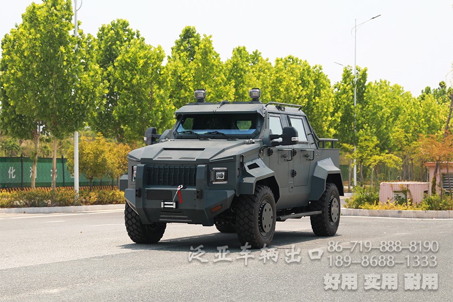 装甲车、皮卡车