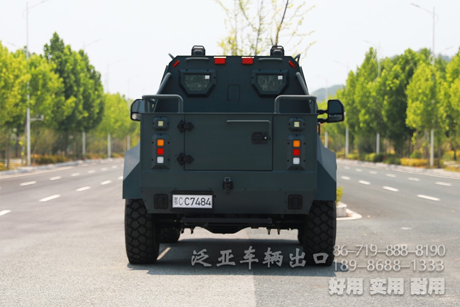 装甲车、皮卡车