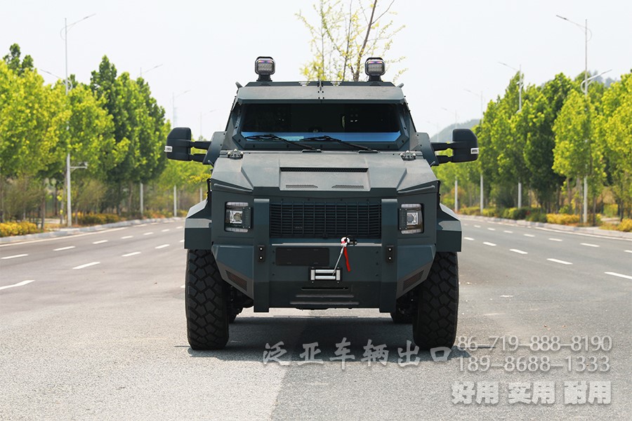 装甲车、皮卡车